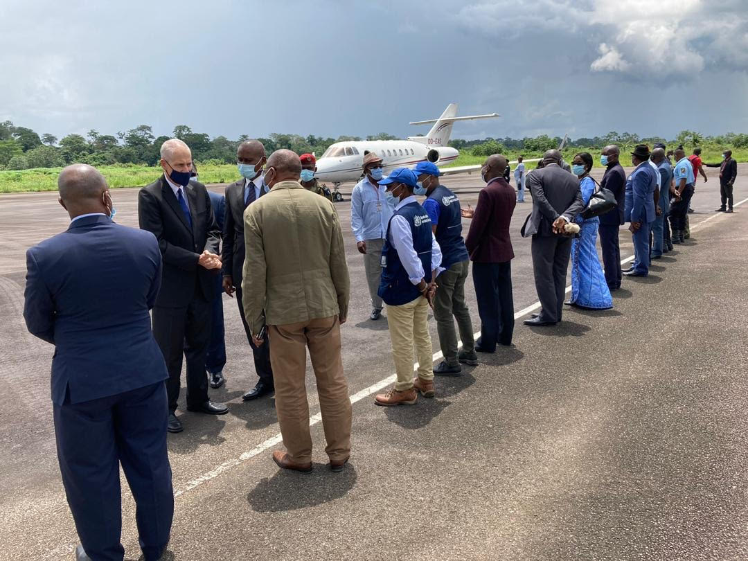 L'Ambassadeur Haskell rend visite à Impfondo avec une équipe du Centre de contrôle des maladies (CDC), qui est là pour apporter son soutien au gouvernement congolais dans la lutte contre la propagation du virus Ebola.#partenariat <a href="/ThMoungalla/">Thierry Moungalla</a> @MSPPFIFD_cg