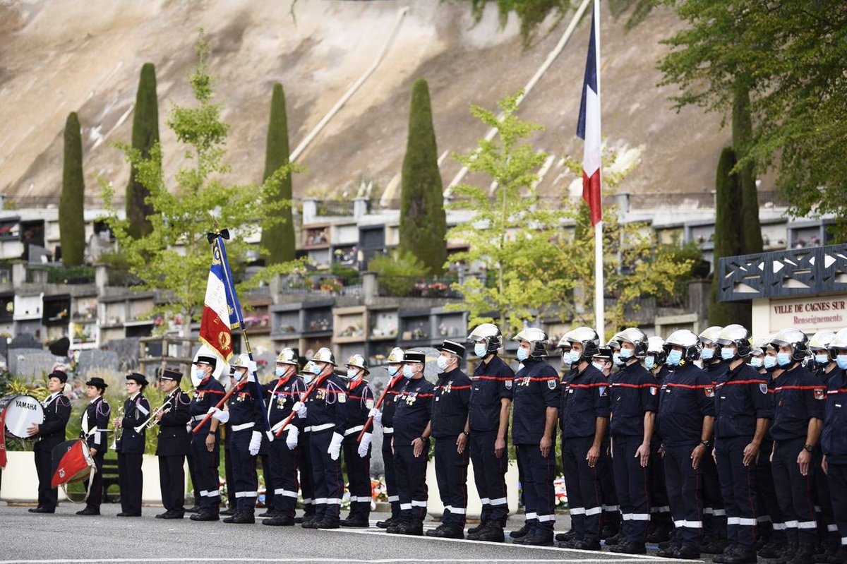 SecCivileFrance's tweet photo. #Hommage À l’occasion d’une cérémonie à Cagnes-sur-Mer, Bruno Kohlhuber, sapeur-pompier du @sdis_06 disparu lors des intempéries, a été promu au grade de commandant et le directeur général @SecCivileFrance lui a remis la médaille pour acte de courage et de dévouement échelon or. https://t.co/YfyAhg2sEi