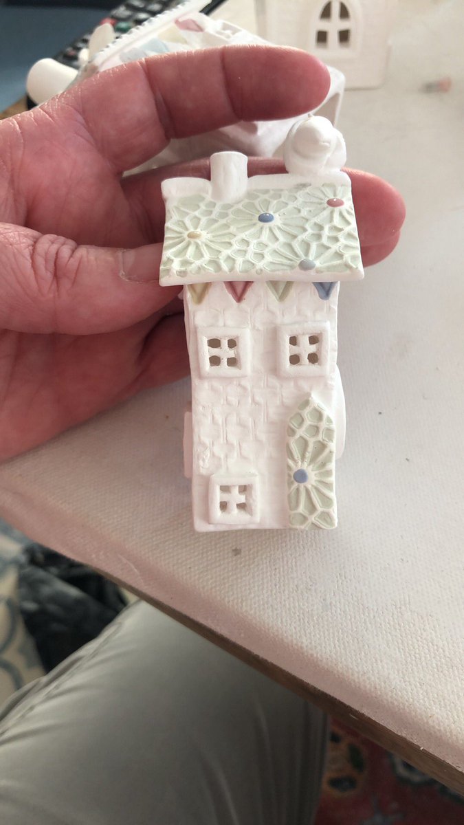 am_pottery's tweet photo. Good evening #HandmadeHour sorry not to have been in touch recently but I’ve had my head down making these little #porcelain #pottery tealight-houses although this one is too small for said tealight #fireflylights would do the job #happyWeds visit https://t.co/vQio0ofswE https://t.co/f3ntfLBJVW