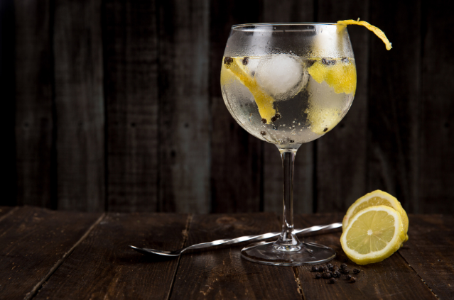 GIN O'CLOCK 🕖 
From traditional London Dry styles made in huge copper pots, to small handcrafted batches using unexpected botanicals, to sloe gins and unusual gin liqueurs, it’s easy to underestimate the variety of gins that are now produced in Devon!
bit.ly/2YJ5qSG