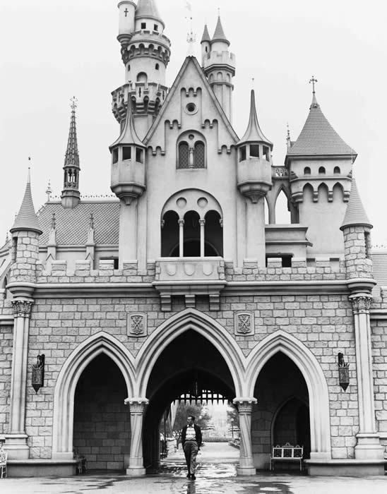 (01/60) THREAD: The Case for Reopening Disneyland & How California Has Failed Its CitizensI had originally predicted (back in March when all of Disney’s parks went offline) that WDW was going to open b4 the DLR. But for it STILL not to be open is complete insanity, here’s why: