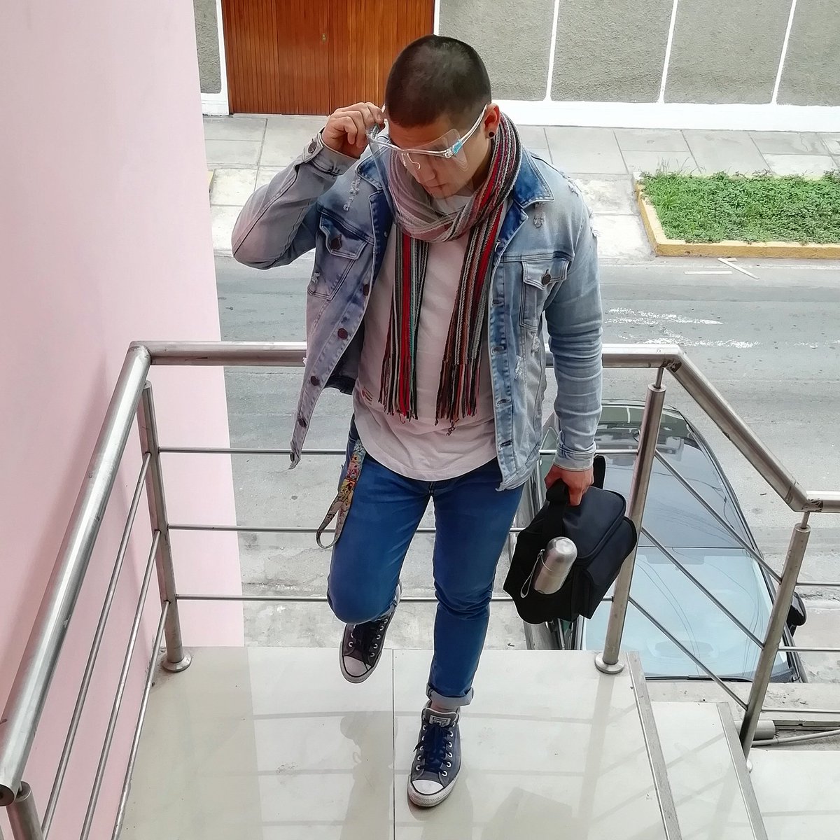 Mitad de semana y seguimos ready! Pelao y con máscarilla, así la nueva realidad. 👆😁 #wednesdayvibes #ready #working #limaperu #pandemia2020 #millenials #newlook #mascarillas https://t.co/WMUdPAuGfR
