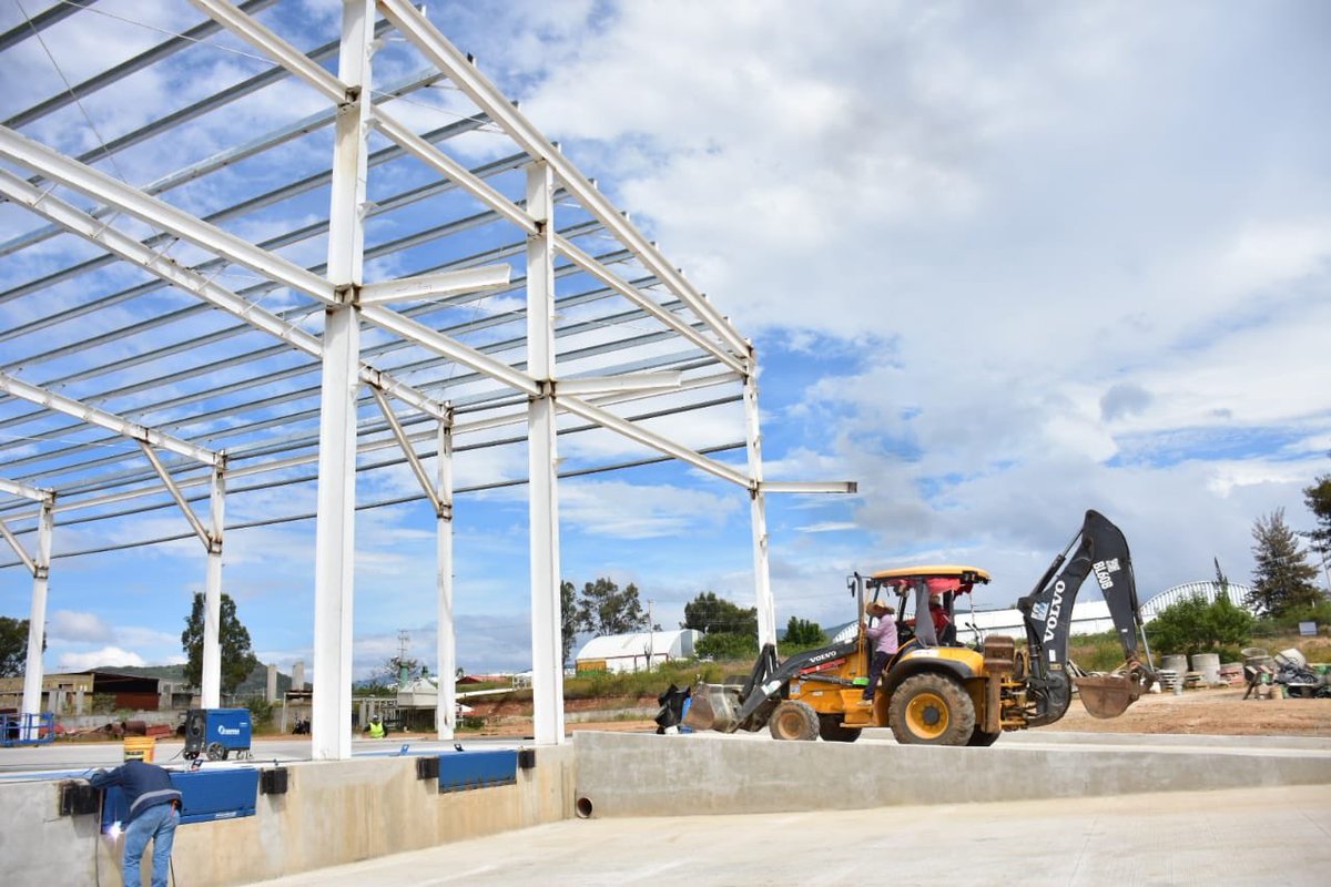 guzmanjp's tweet photo. Se supervisa la construcción de un nuevo Centro Logístico de Carga Consolidada, en el cual se invierten  25 MDP y generará 230 empleos directos e indirectos @Pimo_2000 https://t.co/veorVh0Io2