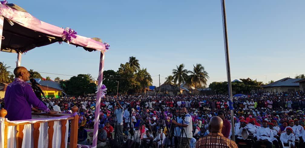 SeifSharifHamad's tweet photo. Kesho nimetakiwa nifike Kamati ya Maadili ya #ZEC saa 7 mchana. Eti nimelalamikiwa na Chama cha Demokrasia Makini kwa kuwaambia watu wakapige kura Oktoba 27. Wanataka kuni-Lissu. Hawa wanatumika na CCM. Kama Mwinyi ana hoja akajibu jukwaani. Narudia SOTE TUKAPIGE KURA OKTOBA 27. https://t.co/bAclKAAAOw