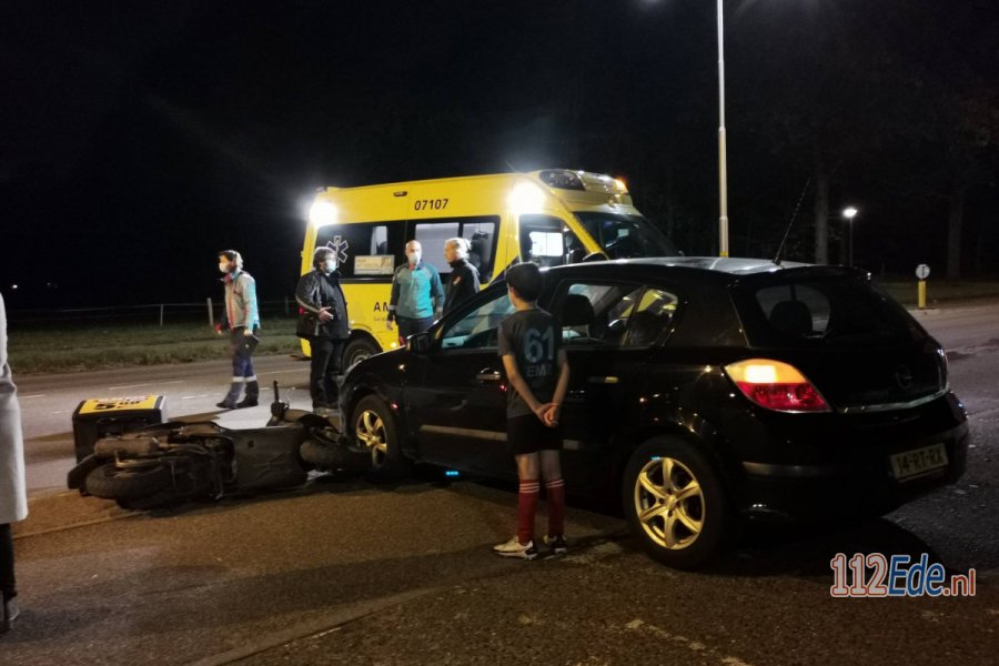 Maaltijdbezorger op scooter botst met auto op kruising in #Ede. 112Ede.