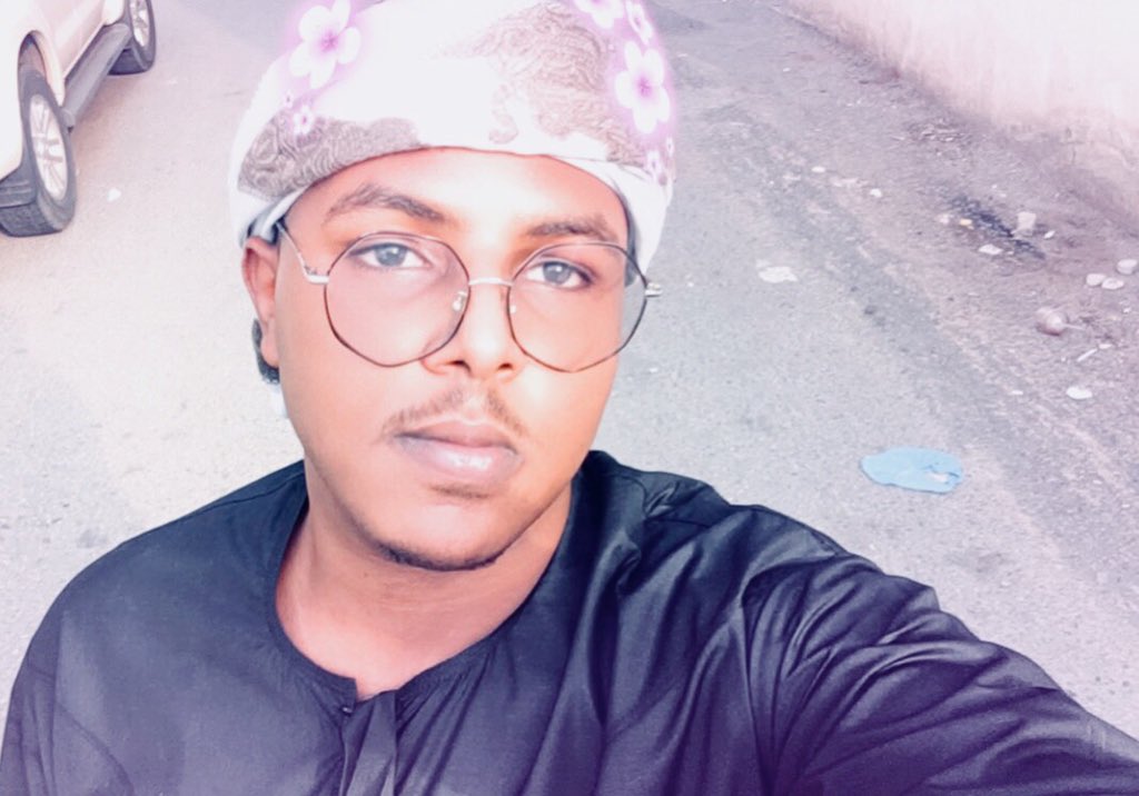MoOode_RpK's tweet photo. Glasses                   No Glasses https://t.co/9gJC0OEip0