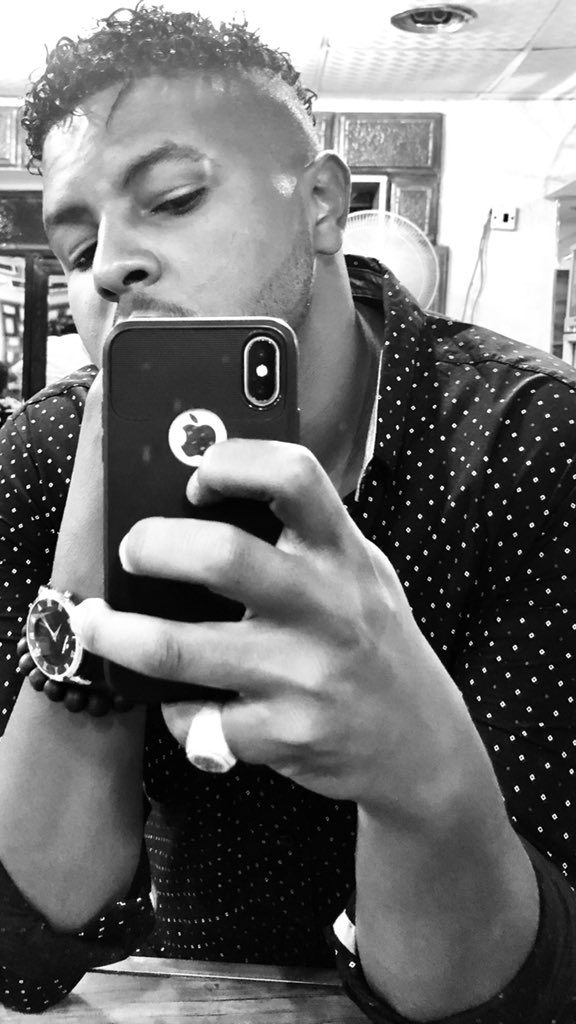 MoOode_RpK's tweet photo. Glasses                   No Glasses https://t.co/9gJC0OEip0