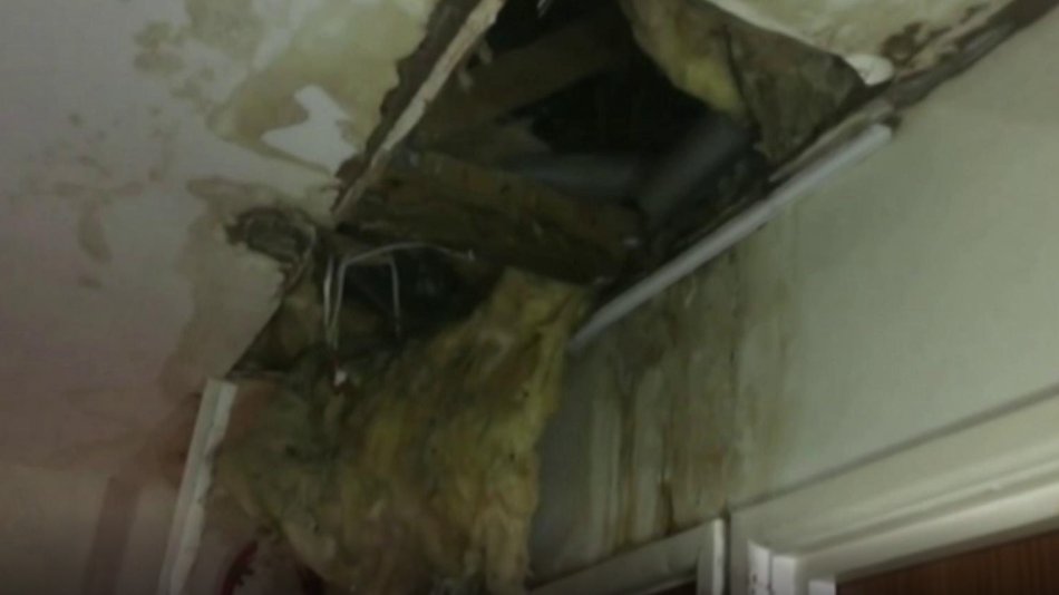 A man spent months living with Faulty electrics, mould, and damp due to a massive leak in his roof which affected his health badly.
His housing association knew about the issues for months no one came to inspect and no one fixed it. #thenewslums 

bbc.com/news/av/uk-eng…
