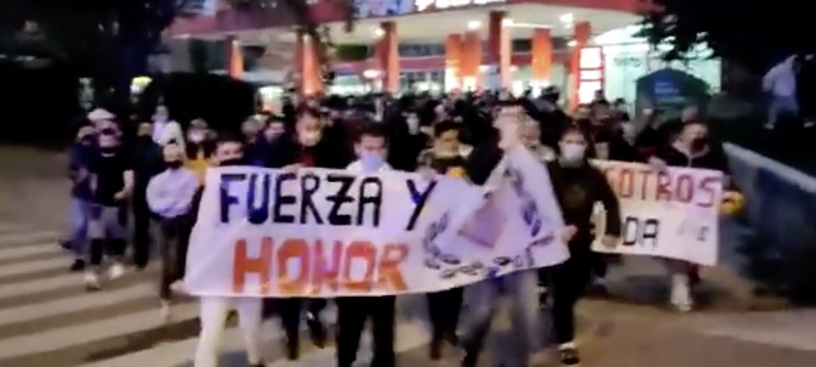 Miquel_R's tweet image. Un grupo de nazis intenta llegar al piso donde viven varios menores migrantes que ayer se defendieron de un ataque racista y mandaron a dos de ellos al hospital. En San Blas, Madrid. 

Hoy, @telemadrid se ha dedicado a intoxicar sobre el asunto omitiendo la vinculación política.