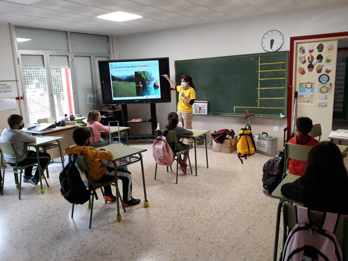 IIFFAragon's tweet photo. Nueva jornada de prevención de #IIFFAragón , en el #CRARioMartin, #Teruel,con las historias de la abuela encina y unas cuantas anecdotas sobre los #IIFF.
Muchas gracias por viestro interés y fenomenal comportamiento 😊
Y mañana nos vemos en #Valderrobres.
@GobAragon @IIFFAragon https://t.co/lq4yyAUkqv