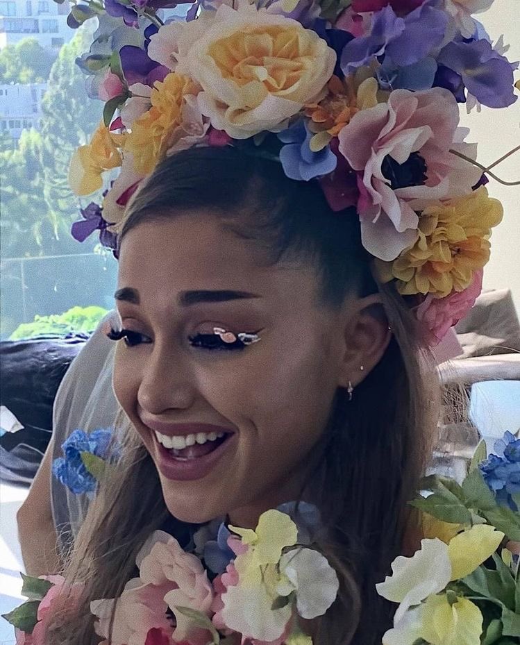 I vote  #ArianaGrande for  #TheFemaleArtist of 2020 at the  #PCAs