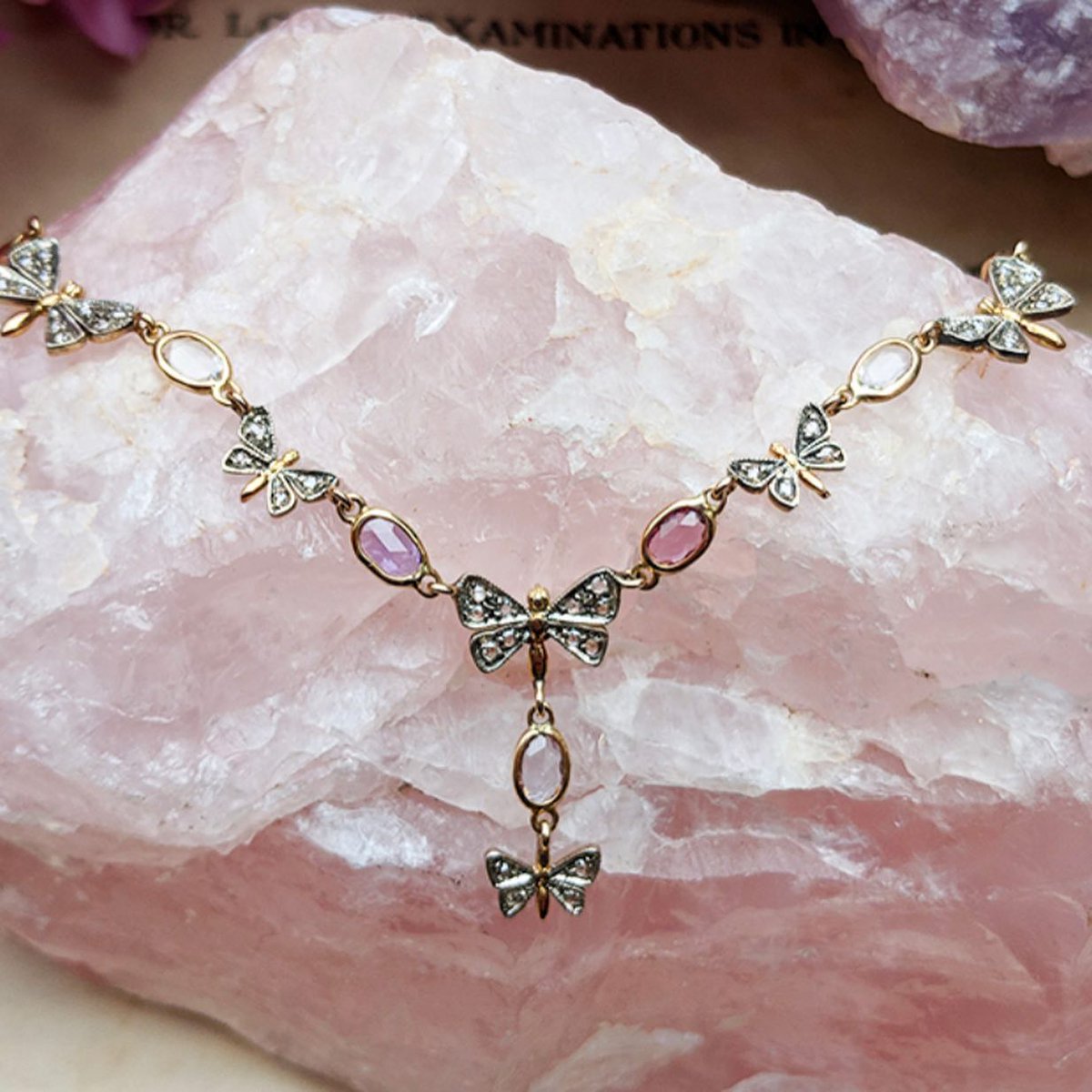 chainsofgolduk's tweet image. Handmade in Italy, this wonderful necklace features 3.5cts of purple and colourless rose cut oval sapphires set in solid 14ct yellow gold. 
Silver tipped butterflies with a total of 0.50cts of rose cut diamond adorning the wings.
Shop with confidence 
chainsofgold.co.uk/shop/antique-s…