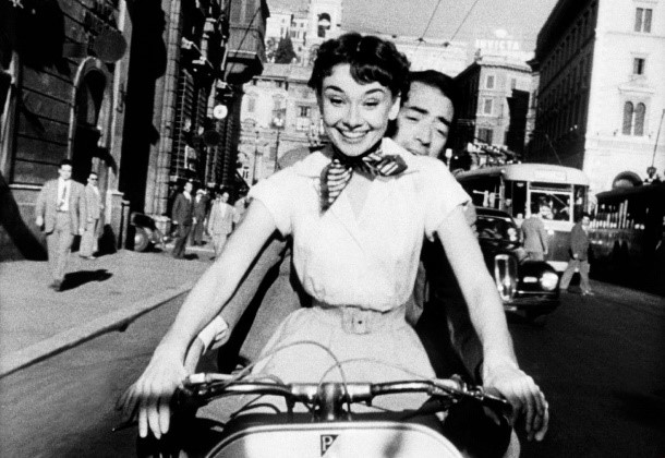 Pour Audrey Hepburn, elle arrivait à camoufler son petit cou avec des foulards et des colliers, et elle lui faisait porter des jupes très amples pour qu’on ne remarque pas sa petite poitrine. Elle lui mettait des ceintures très étroites pour marquer sa taille ultra fine.