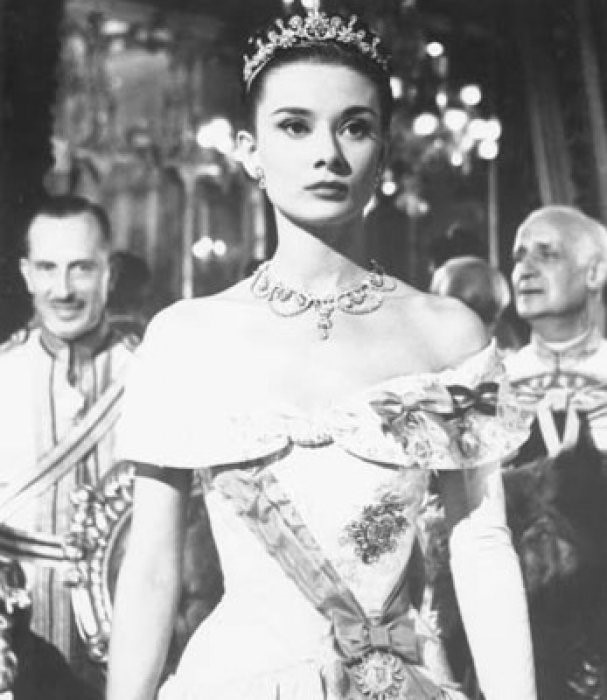 Pour Audrey Hepburn, elle arrivait à camoufler son petit cou avec des foulards et des colliers, et elle lui faisait porter des jupes très amples pour qu’on ne remarque pas sa petite poitrine. Elle lui mettait des ceintures très étroites pour marquer sa taille ultra fine.