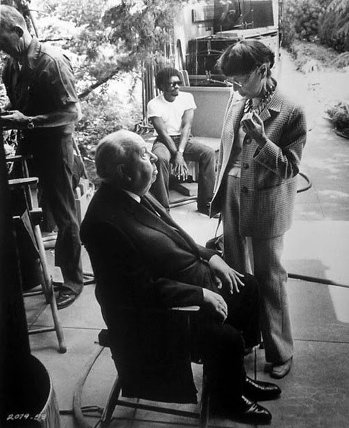 En 1963, à 70 ans, elle quitte la Paramount, chez qui elle est restée 43 ans, pour Universal. Tout ça pour un homme (tsss…) : Alfred Hitchcock, qui en a fait la costumière attitrée pour 11 de ses films. Sacrée influence quand même.