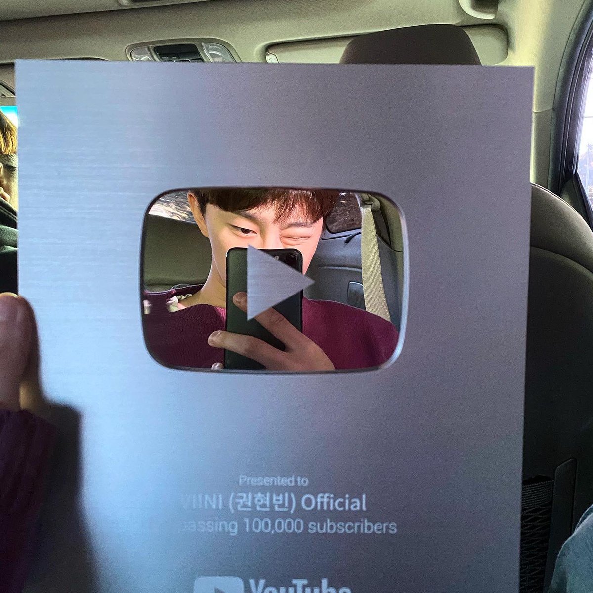 VIINIsupport's tweet photo. @VIINIHBofficial [TRANS]

[#viini_official ] YouTuber #VIINI silver button proof shot!
"No one knew, but I was a YouTuber! Thank you all so much 🙏🏻 ”
#권현빈 #kwonhyunbin #Youtuber #SilverButton #CertificationShot https://t.co/cxTGhu4UjK