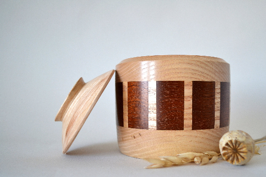 ThingsByAnabell's tweet photo. NEW
This beast is new to little shop.
He is made from ash, segmented with american black wallnut.
Search #1143๐ฟ๐ธ
#etsylds
#handmade
#woodturning
#rustic
#thingsbyanabelle
#etsyuk
#shoplocal
#box
#jewellerybox
#trinketbox
#liddedbox https://t.co/DZdp0JdBJe