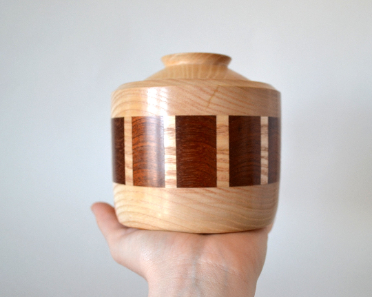 ThingsByAnabell's tweet photo. NEW
This beast is new to little shop.
He is made from ash, segmented with american black wallnut.
Search #1143๐ฟ๐ธ
#etsylds
#handmade
#woodturning
#rustic
#thingsbyanabelle
#etsyuk
#shoplocal
#box
#jewellerybox
#trinketbox
#liddedbox https://t.co/DZdp0JdBJe
