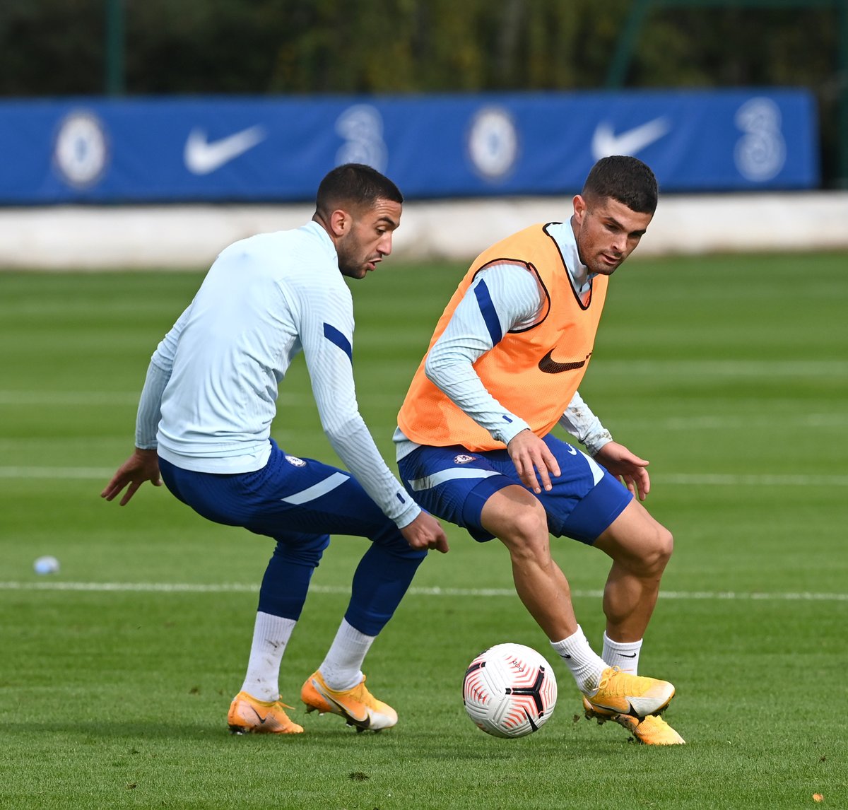 ChelseaFC's tweet image. Ziyech and Pulisic in training today! 💪🔵