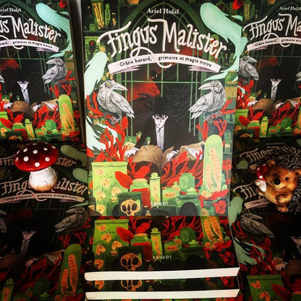 arielholzl's tweet photo. Fingus Malister T.2 sort aujourd’hui en librairies ! 🥳

Toujours plus de crânes à moustaches, toujours plus de magie noire, toujours plus de Polly et de malpolis ! 🧛🏻👩🏻‍🦰💀

Toujours chez @rageotediteur et toujours superbement illustré par @uvaat !🖌🎨

#sortieroman #romanjeunesse https://t.co/EUJ8E6icRg