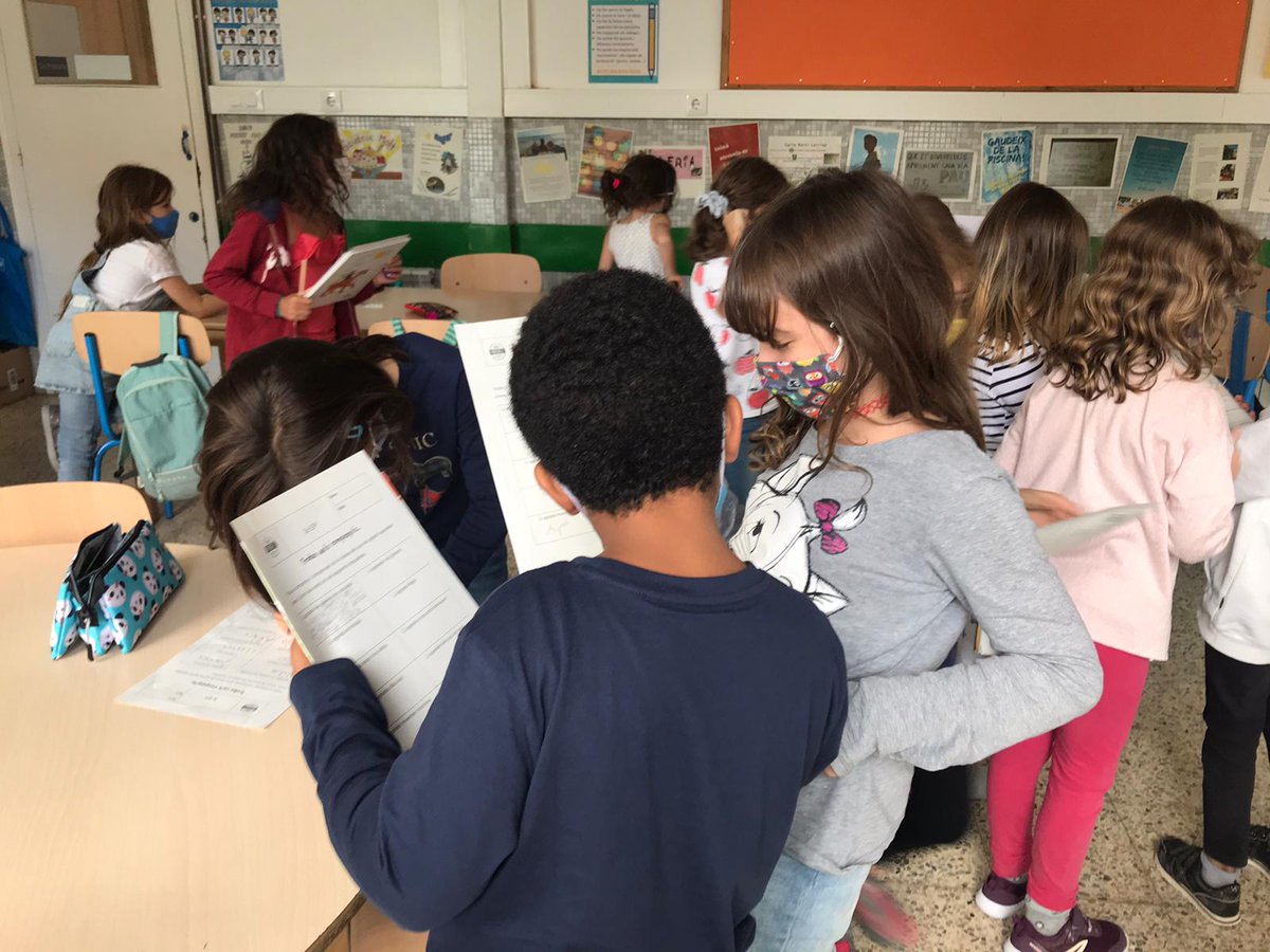 NouPatufet's tweet photo. A la classe de 3r primària ens volem conèixer millor, per això aquesta tarda juguem a “Troba un company/a que...”
#FemGrup #EnsConeixem #NouPatufet #EscolesCoop https://t.co/3PSzIJZXNT