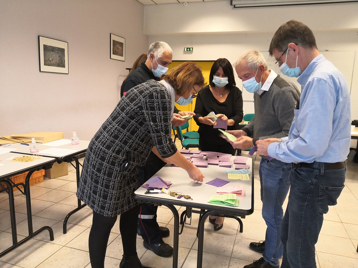 SDISPompiers07's tweet photo. Élections 🗳️ | Hier a eu lieu au #SDIS07 le dépouillement des élections des représentants à la #CATSIS et au #CCDSPV en présence de @SandrineChareyr . Les résultats seront communiqués prochainement. https://t.co/lFC0Dp93aj