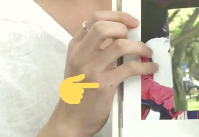 Fun fact : This same baby mole is found on the entire maknae line