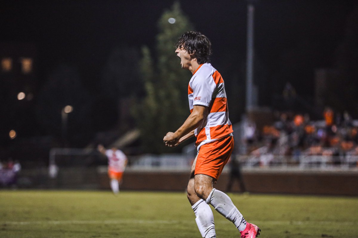 Grayson Barber's assist on Kimarni Smith's goal last night was a thing of beauty 😍

#ClemsonUnited