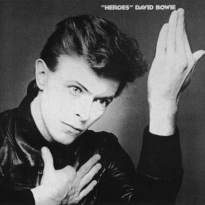 miurberadio's tweet photo. Tal día como el de hoy #14DeOctubre pero del año 1977, se publica el duodécimo álbum del músico y compositor británico David Bowie, titulado “Heroes”, 2da entrega de su 'Berlin Trilogy' junto a Brian Eno.  “Heroes” desarrolla el sonido de Low pero en una dirección más positiva. https://t.co/hPZdZNKaFC