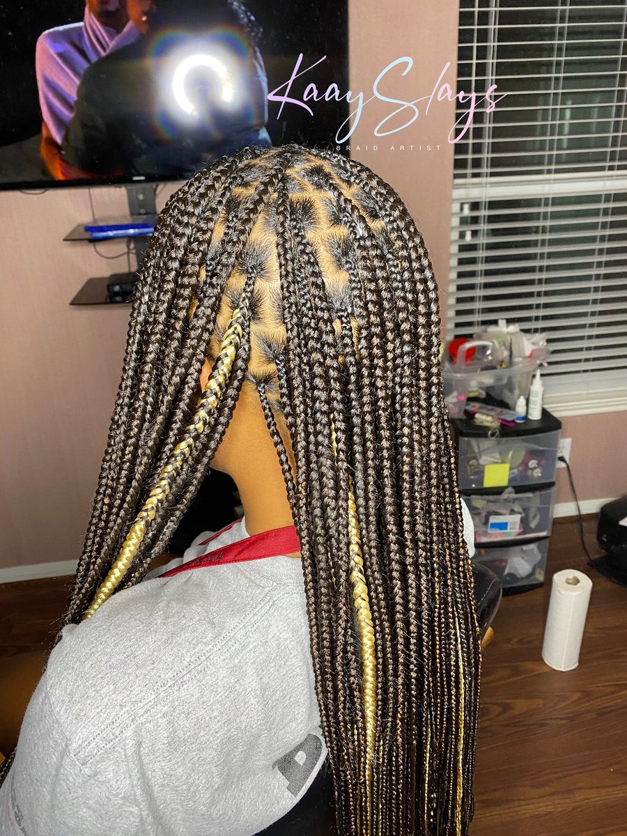 kaayd0ll_'s tweet photo. Small Knotless braids by me 💋 book better look better ‼️Follow my Instagram for more references :{@kaayslayedyou} #houstonknotlessbraids #houstonsoftlocs #houstondistressedlocs #houstonboxbraids #houstonbraids #pvamu #txsu #uofh https://t.co/PC6qQV7Pap