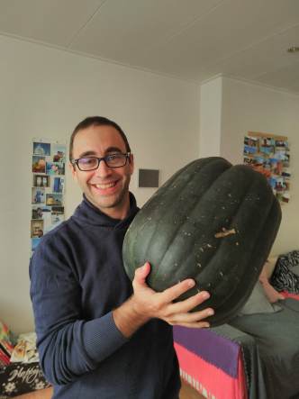 MapandFork's tweet image. La Haye, notre dernière ville d’adoption, offrait la possibilité d’avoir un petit lopin de terre en payant un montant symbolique par an.
On a profité de cette possibilité en semant des graines #Kokopelli 🍓
🍅Pour en savoir plus ➡️  bit.ly/PotagerKokopel…