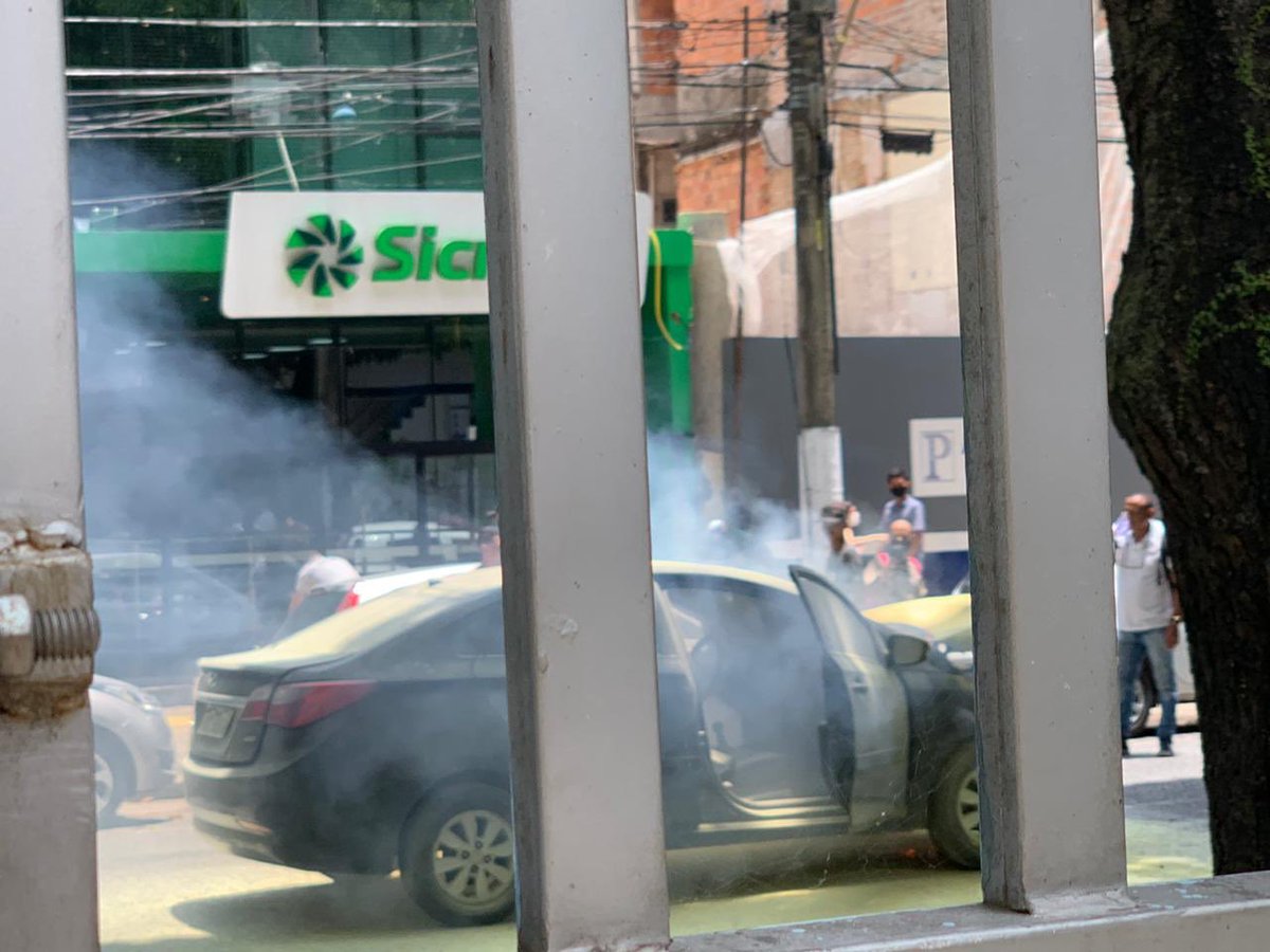 Carro pegando fogo na Generalíssimo entre João Balby é governador José Malcher <a href="/belemtransito/">BT Mais</a>