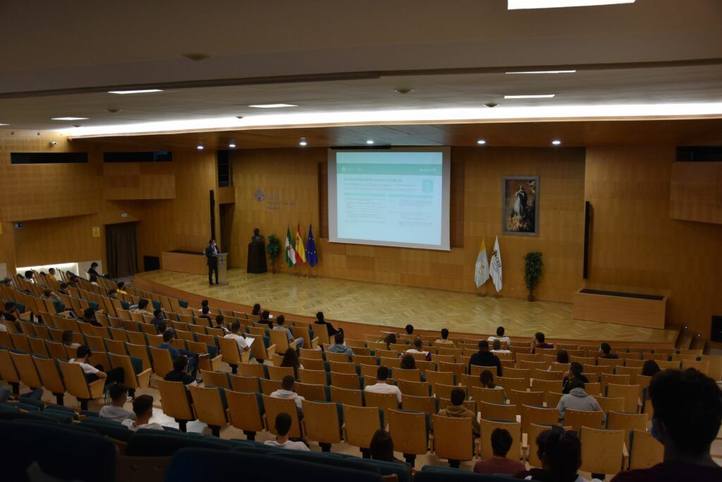 CEUAndalucia's tweet photo. ➡️📸 #Bienvenida a los más de 400 alumnos de grado del primer curso de Cardenal Spínola CEU https://t.co/kXHPliN8rB #genteCEU #miprimerdiaenCEU #bienvenidoaceuandalucia #talentoCEU #educacion #derecho #CCAFyD #grados
@BeatrizHoster https://t.co/I5b0xchL7B