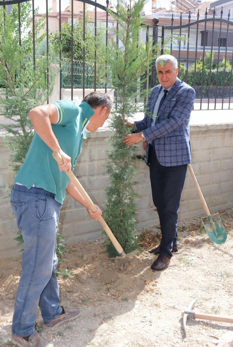 MuslumeAli's tweet photo. Müslüme Ali Yaman İlkokulu 
Bugün 36 adet Ye��il Leylandi ağacını
Okulumuz bahçesinde toprakla buluşurduk.Bir fidan büyür, gölge olur; yağmur getirir, meyve olur; kuşlara yuva, insana nefes olur.
@ziyaselcuk
#Müslüme Aliyaman İlkokulu.
#Geleceğe Nefes.
#KaratayMem .
#Konya Mem. https://t.co/a4qNO1JucY