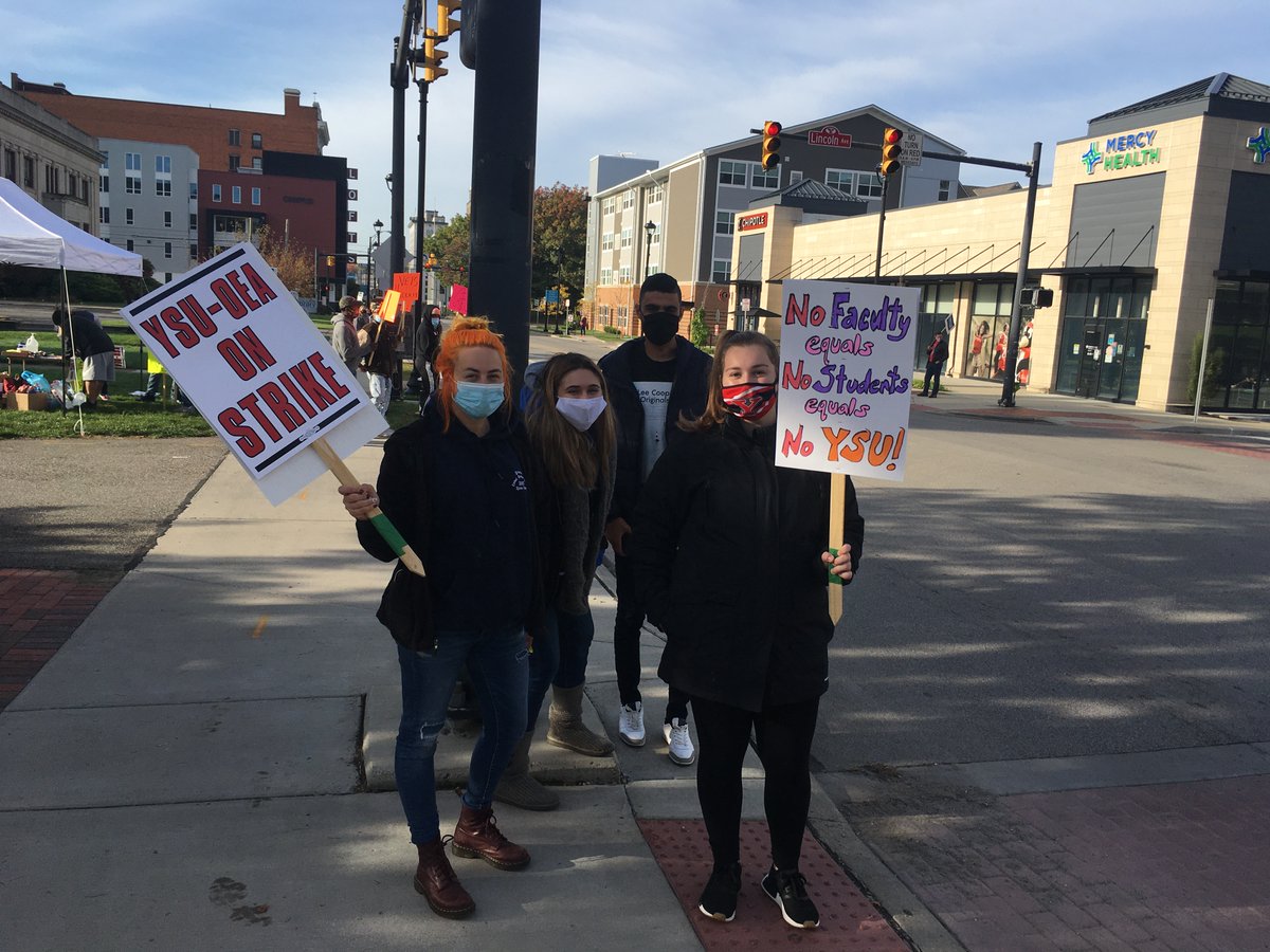 YSUFaculty's tweet photo. We cannot say it enough! The students who've come down to #SupportFacultyYSU have moved us profoundly. You are why we do what we do and why are fighting for the future of YSU. You make us #YandProud! THANK YOU!!!
Day 3, 1/2
#FairContract #SettleNow #JimTressel https://t.co/YFaxnjzUmp