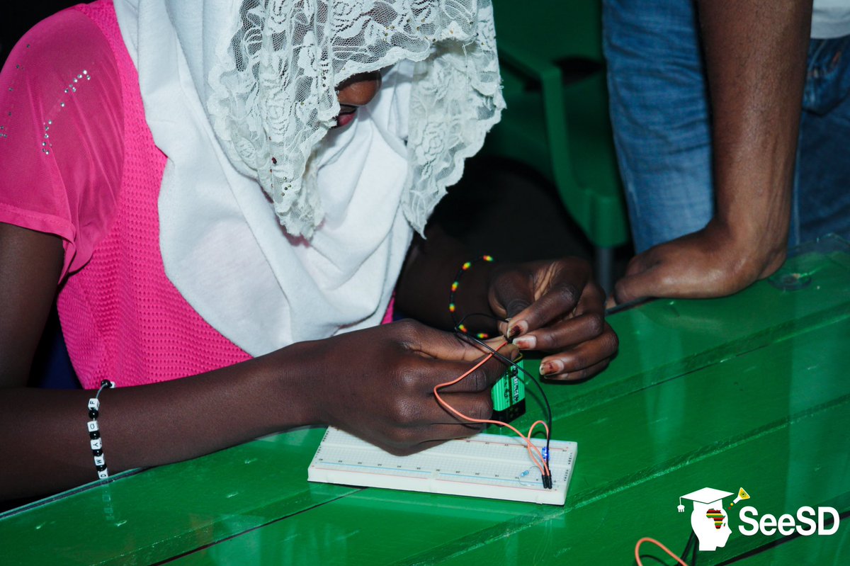 SeeSDSenegal's tweet photo. Allumage simple avec une batterie #cutescience #blackandSTEM #senegal #STEMwoman #STEM #africa #ilovesenegal #openscience #opened #Ubbilscience #SeeSD #SeeSDSenegal #STEMAfrica #stemkids #STEMeducation #STEMsenegal #educationscientifiqueausenegal #steam #jàngsciencengirëllëg https://t.co/pSEMJL0ExP