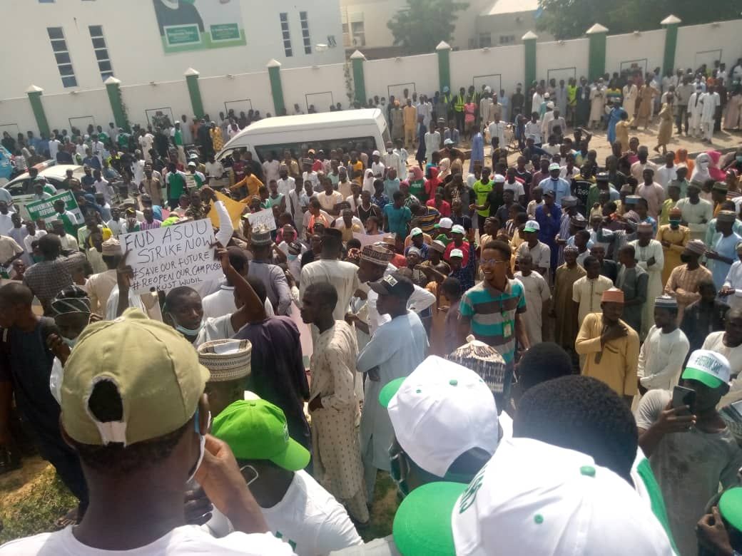 daily_trust's tweet photo. Pro-SARS/SWAT protest gets underway beside Kano government House in Kano.
#YestoSARS https://t.co/bRfUXvIWyq
