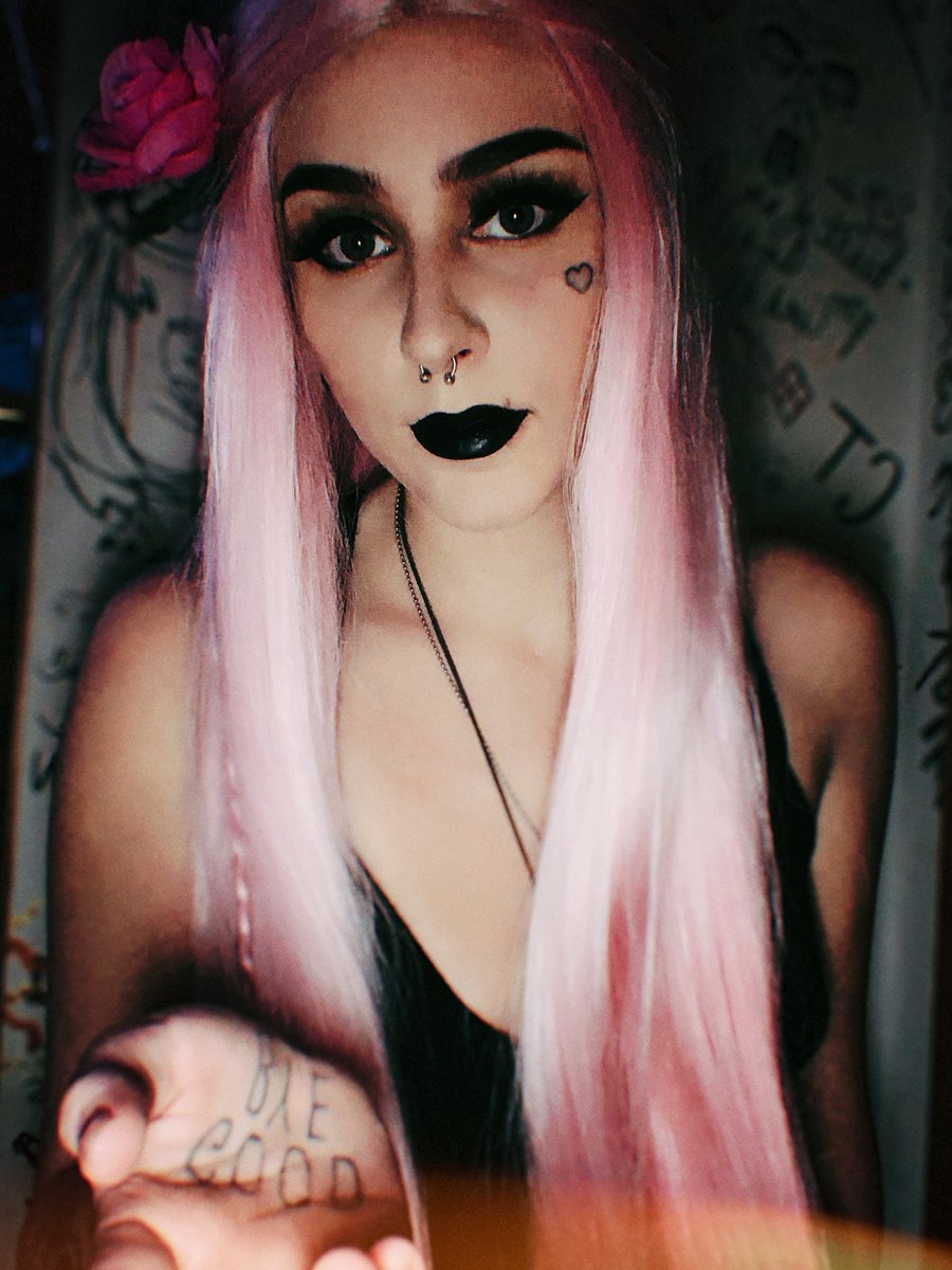 33Harlequin's tweet photo. 🌸
#halloween #halloweenmakeup #pink #quarantinelife #quarantine #comewithme #spookyseason #spooky #blacklipstick #palmtattoo #umbrellaacademy #demon #succubus #stuckathome #makeup #notamakeupartist #itried https://t.co/Fhfr6SNc1Z