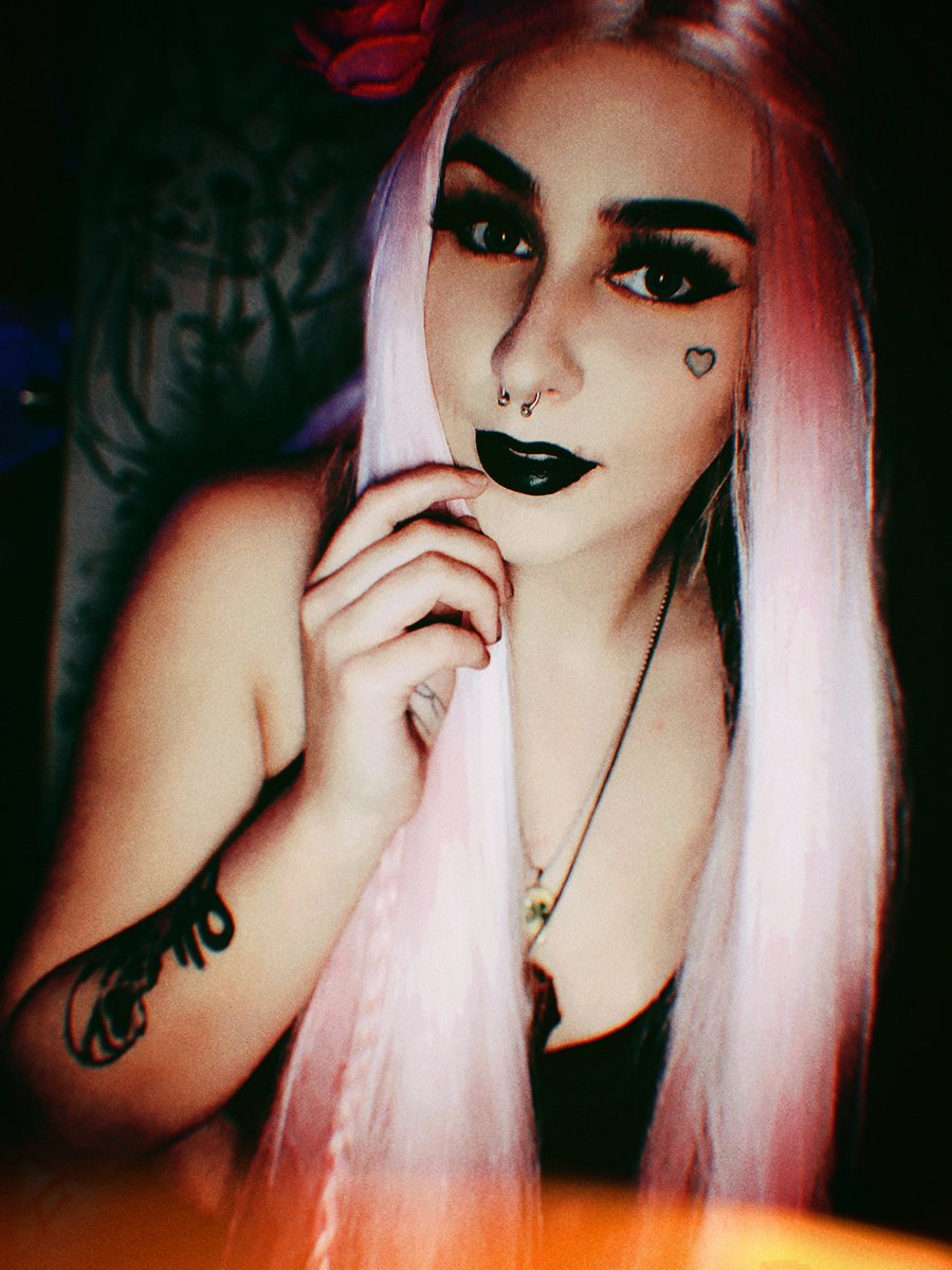 33Harlequin's tweet photo. 🌸
#halloween #halloweenmakeup #pink #quarantinelife #quarantine #comewithme #spookyseason #spooky #blacklipstick #palmtattoo #umbrellaacademy #demon #succubus #stuckathome #makeup #notamakeupartist #itried https://t.co/Fhfr6SNc1Z