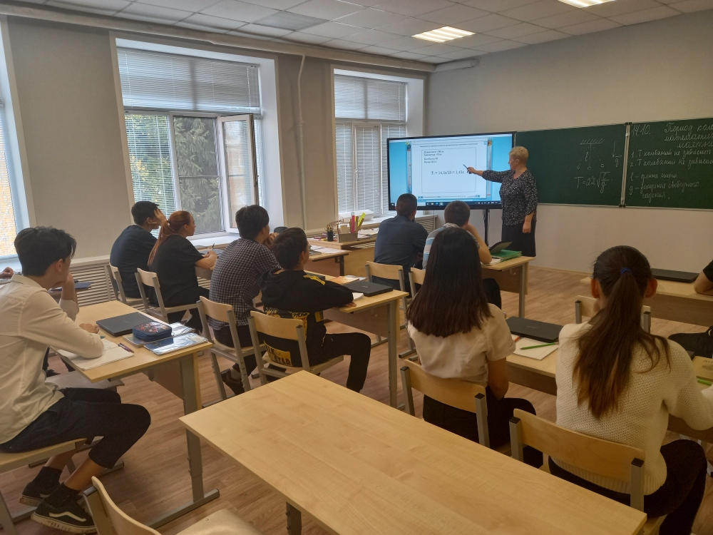 uW6XpiUrVm6xT4i's tweet photo. Сегодня урок физики в 9 классе прошел в новом формате. Физика – экспериментальная наука, поэтому обучение в первую очередь основывается на демонстрации опытов. Благодаря #ЦОС #НацпроектОбразование педагоги имеют возможность проводить уроки на современном учебном оборудовании. https://t.co/btLlkWchrE