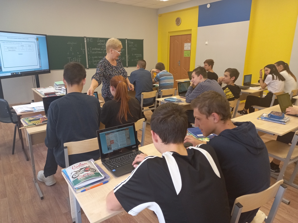 uW6XpiUrVm6xT4i's tweet photo. Сегодня урок физики в 9 классе прошел в новом формате. Физика – экспериментальная наука, поэтому обучение в первую очередь основывается на демонстрации опытов. Благодаря #ЦОС #НацпроектОбразование педагоги имеют возможность проводить уроки на современном учебном оборудовании. https://t.co/btLlkWchrE