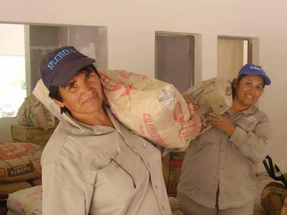 alejandrocsome's tweet photo. Las mujeres en obra trabajan a la par de los hombres. Cargando larrillos, bajando bolsa de cemento, levantando muro, revocando, pasando instalaciones.

Si no me creen, vayan un rato a ver el trabajo de cooperativas con cuadrillas mixtas, y dejen de hablar al pedo. https://t.co/tBLsiPFV8Q