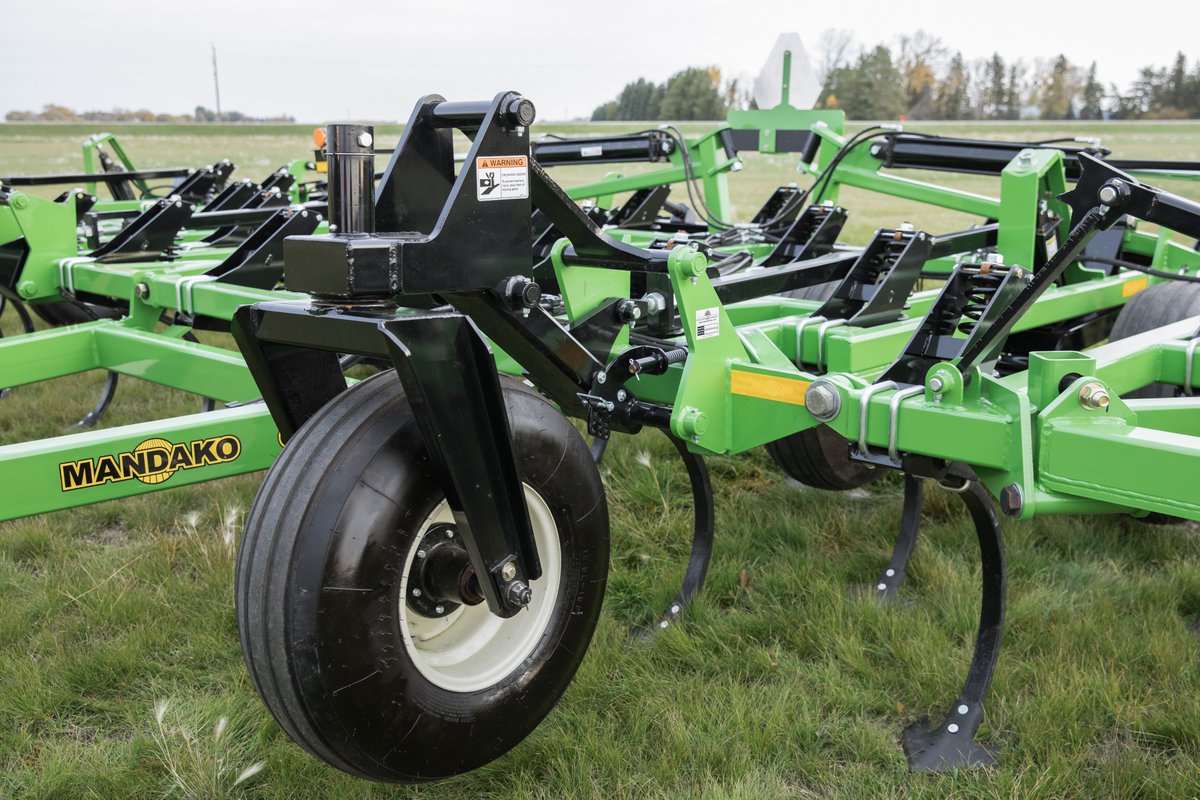 mandakoagri's tweet image. The Chisel Flex is equipped with Single Point Depth Control. This feature allows the operator to set the wheel assemblies at the appropriate position for the application and obtain consistent shovel depth during operation. #chiselflex #tillage #depthcontrol #consistency #mandako