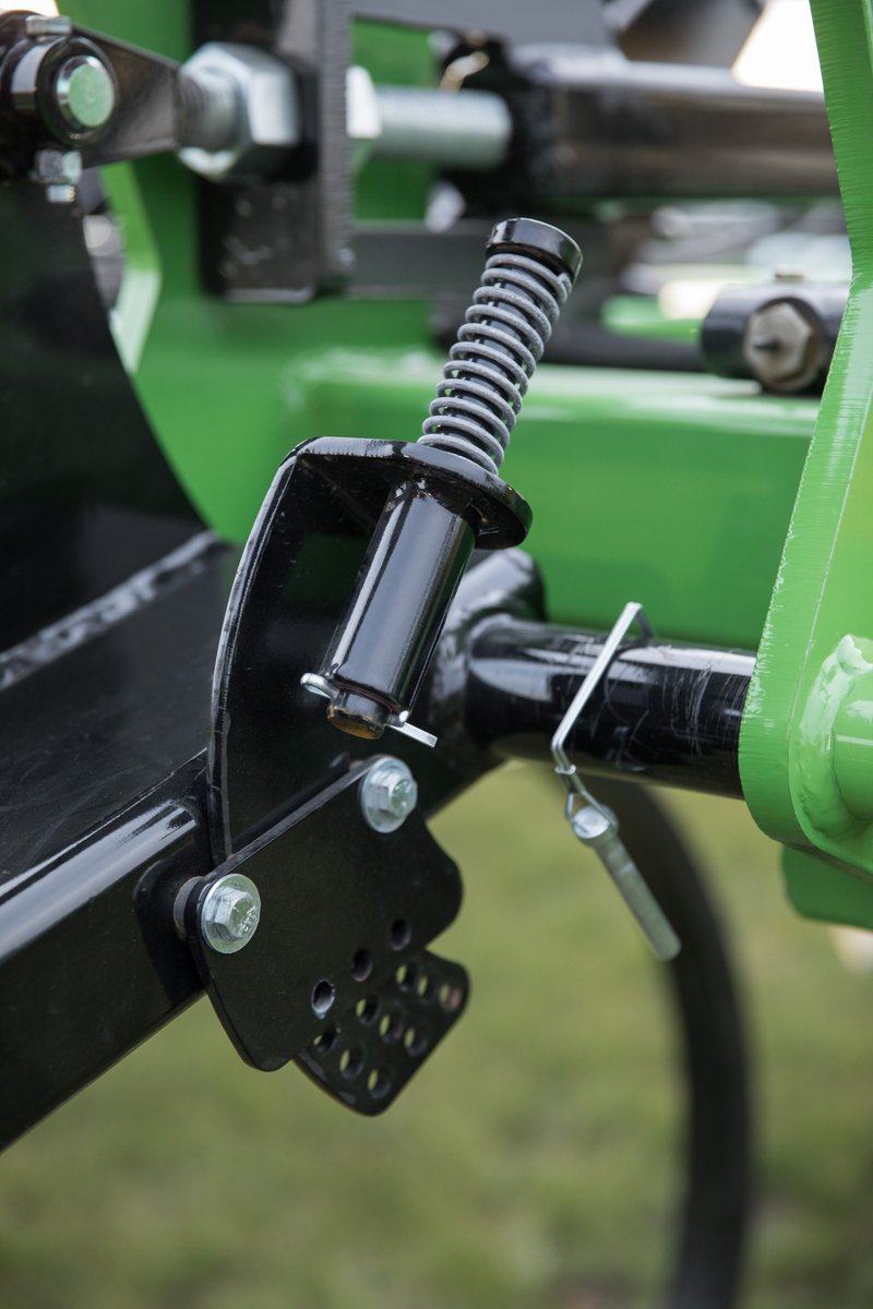 mandakoagri's tweet image. The Chisel Flex is equipped with Single Point Depth Control. This feature allows the operator to set the wheel assemblies at the appropriate position for the application and obtain consistent shovel depth during operation. #chiselflex #tillage #depthcontrol #consistency #mandako