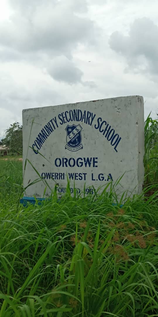 TrackaNG's tweet photo. N50m awarded in the 2020 FG budget for the construction and furnishing of classrooms blocks and solar borehole in Orogwe Sec. Sch. Owerri West, Imo State.
We tracked and confirmed work is yet to commence.
#GetInvolved #2020FgProjects https://t.co/A277jOeEv9