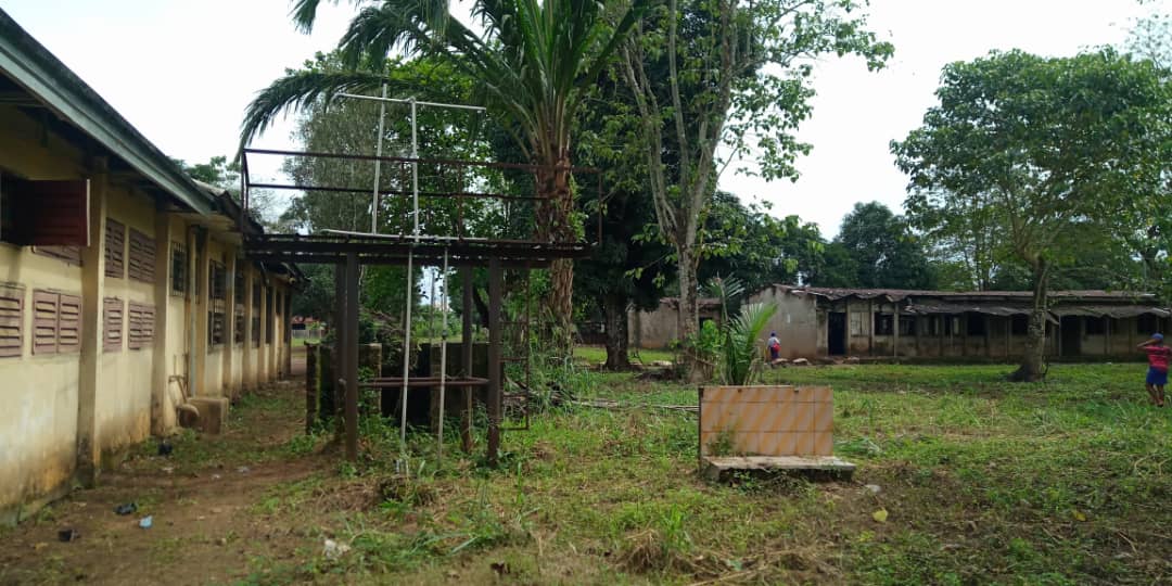 TrackaNG's tweet photo. N50m awarded in the 2020 FG budget for the construction and furnishing of classrooms blocks and solar borehole in Orogwe Sec. Sch. Owerri West, Imo State.
We tracked and confirmed work is yet to commence.
#GetInvolved #2020FgProjects https://t.co/A277jOeEv9