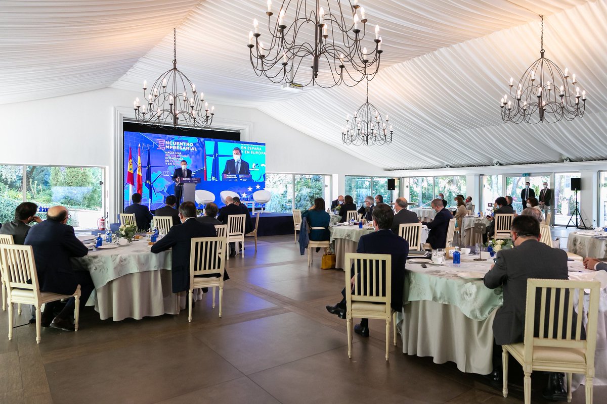 Guijarrojl's tweet image. En #CLM tenemos un buen clima de diálogo social y ahora, gracias al #NextGenerationEU, podremos disponer de más fondos para nuestras empresas. Es una oportunidad excepcional para obtener recursos extra. Repetiremos encuentros como el de hoy en todas las provincias. @_CECAM