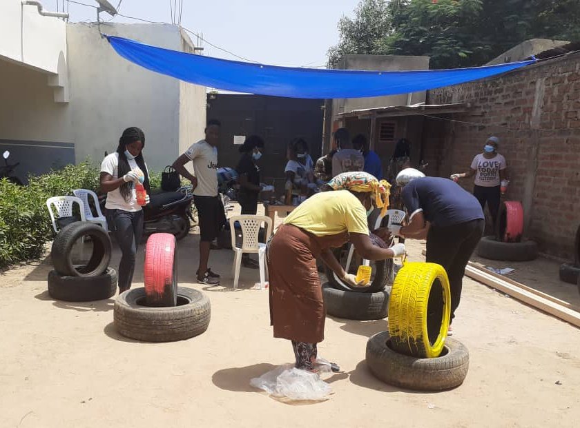 AndNoudji's tweet photo. ☑️ FORMATION EN RECYCLAGE DES PNEUS : JOUR 1 

📌 Edition 1: Transformation de pneus en Pouf simple.

Motivation, technique de choix de couleurs et techniques de peintures, tels sont les points qui ont marqué la première journée de notre formation. https://t.co/YQVk2oE1Mq