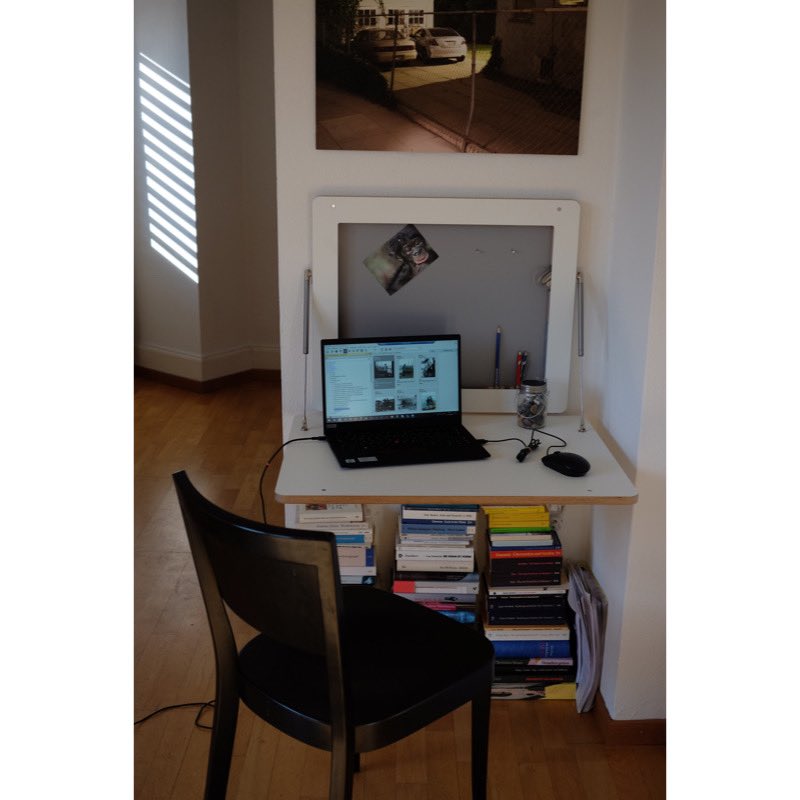 niggegraf's tweet photo. Mein neues Home Office 🤩 #Flatframe #minimal #tinyApartment #mitÄffli #Feierabend https://t.co/vvKUAHtcTY