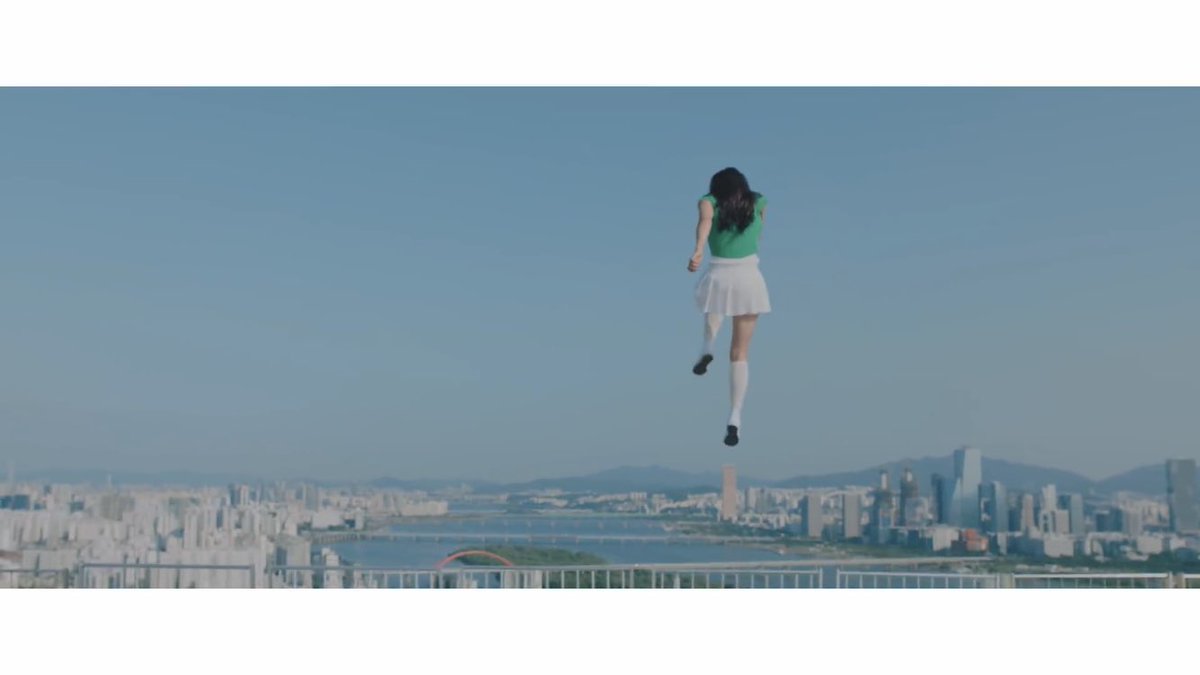 I suppose the one wearing black converse whoes is still Heejin because she was the one who walked on air in ‘Hi High’ MV and “#1” TeaserAnd the reverse!!!